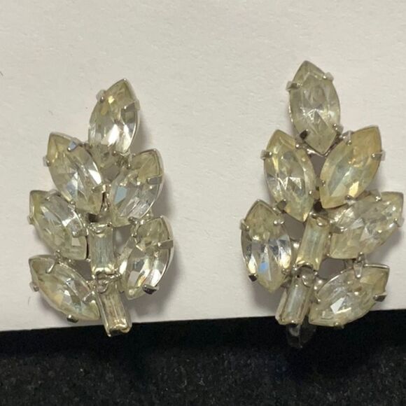 Small vintage, rhinestone earrings done - Picture 1 of 2